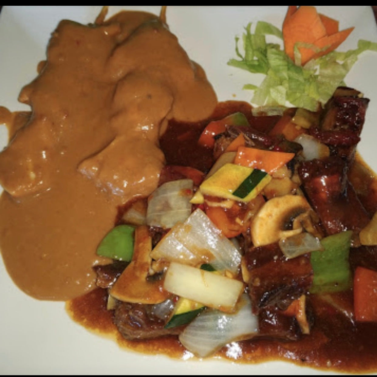 Costillas picantes y pollo sate