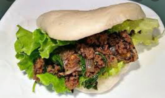 PANBAO DE POLLO RELLENO CEBOLLA Y LECHUGA