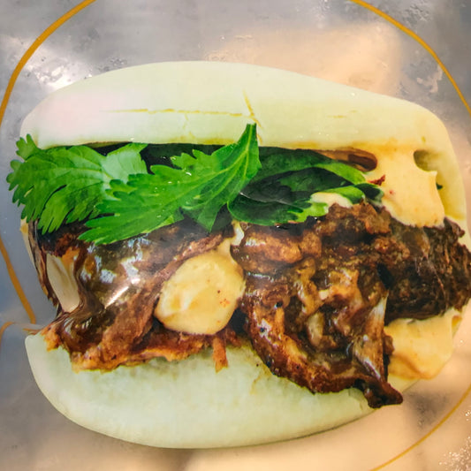 PANBAO DE TERNERA RELLENA CEBOLLA Y LECHUGA